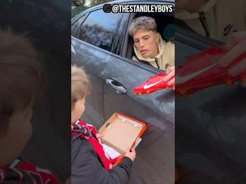 Garnacho gives young United fan his boots ❤️